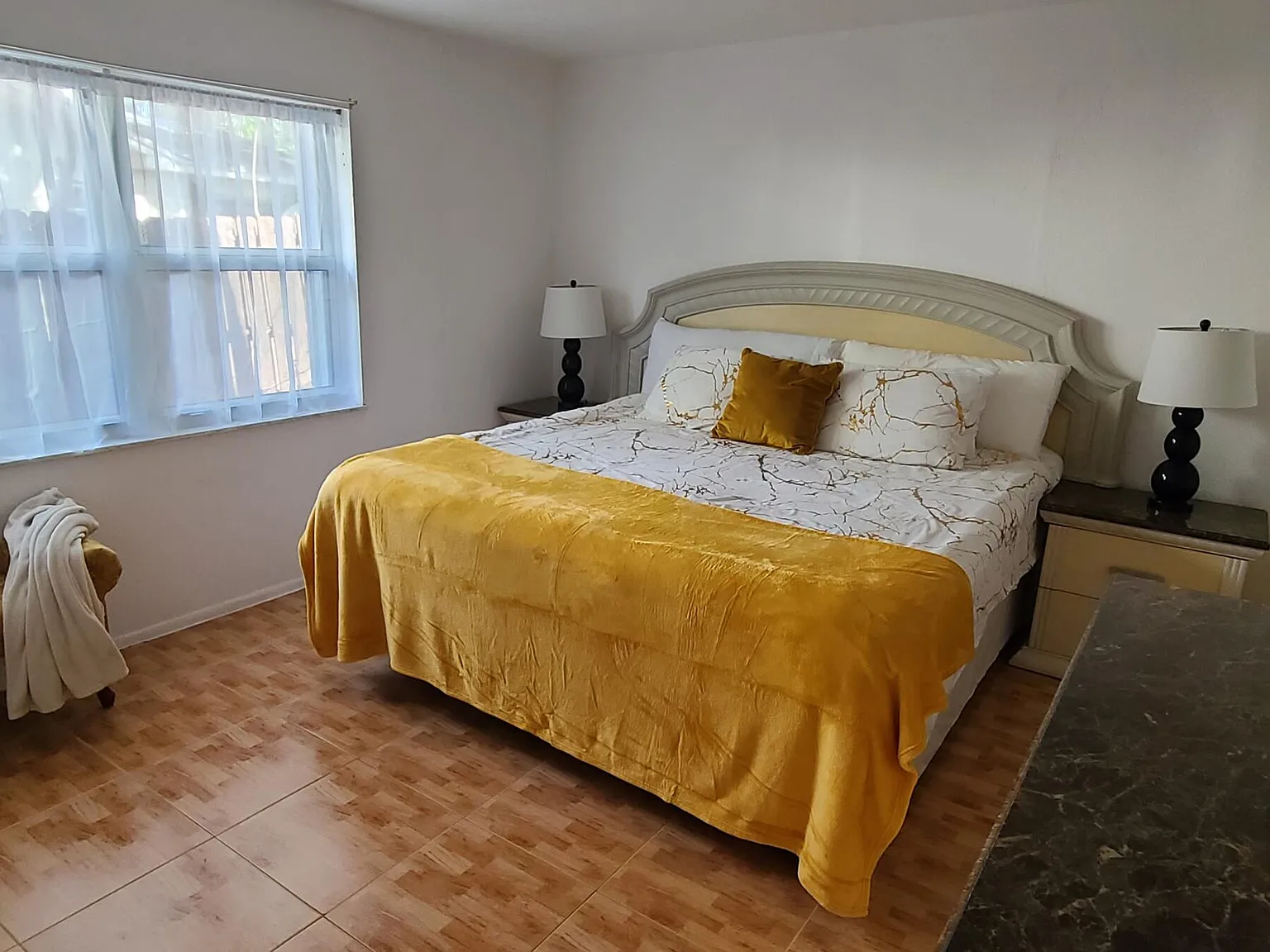 5 bed, 3.0 bath, 2796 sqft, $4,500 — Photo 2