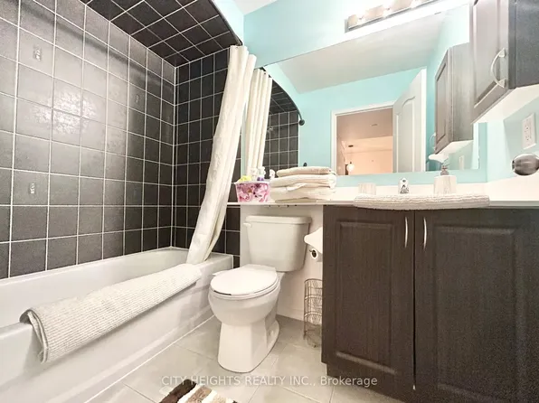 51 Hays Blvd #39, Oakville, ON L6H 0J1