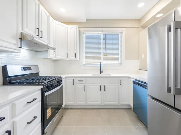 47 Carlton Avenue image 11 of 21