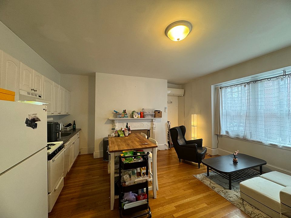 2nd image of 10 Fairfield St APT 4