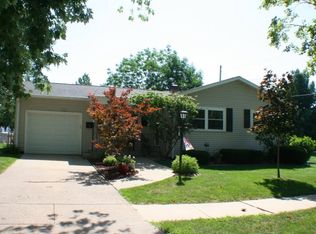 1212 Circle Dr, De Witt, IA 52742