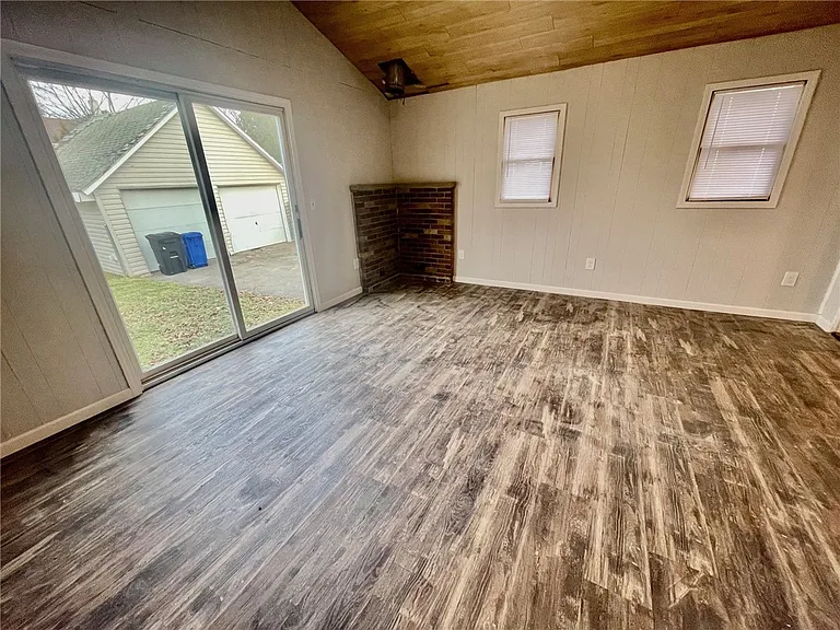 223 E Filbert St — Photo 13