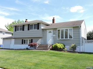 210 Oxford Ave, Saddle Brook, NJ 07663