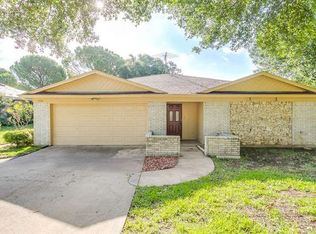 220 Lansford Dr, Benbrook, TX 76126