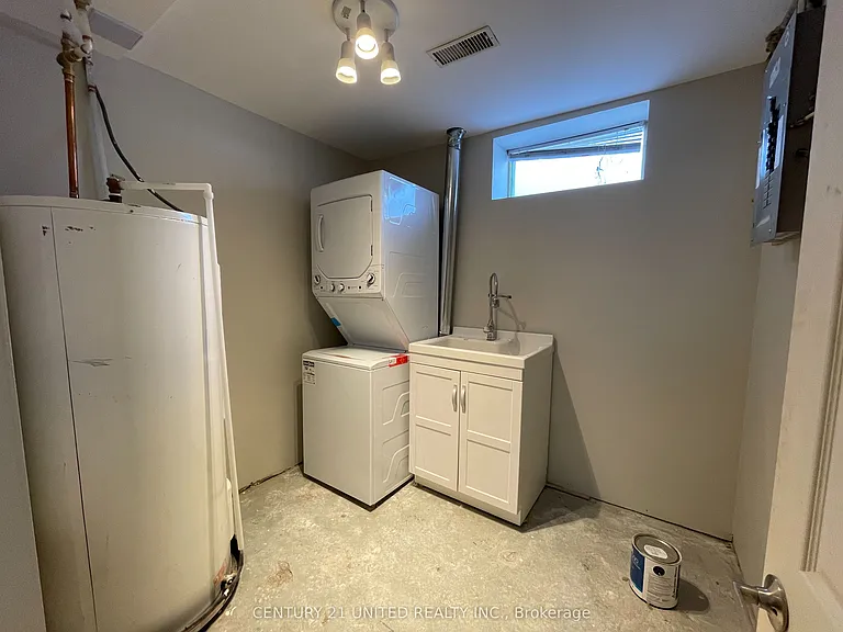 685 Armour Rd #LOWER — Photo 12