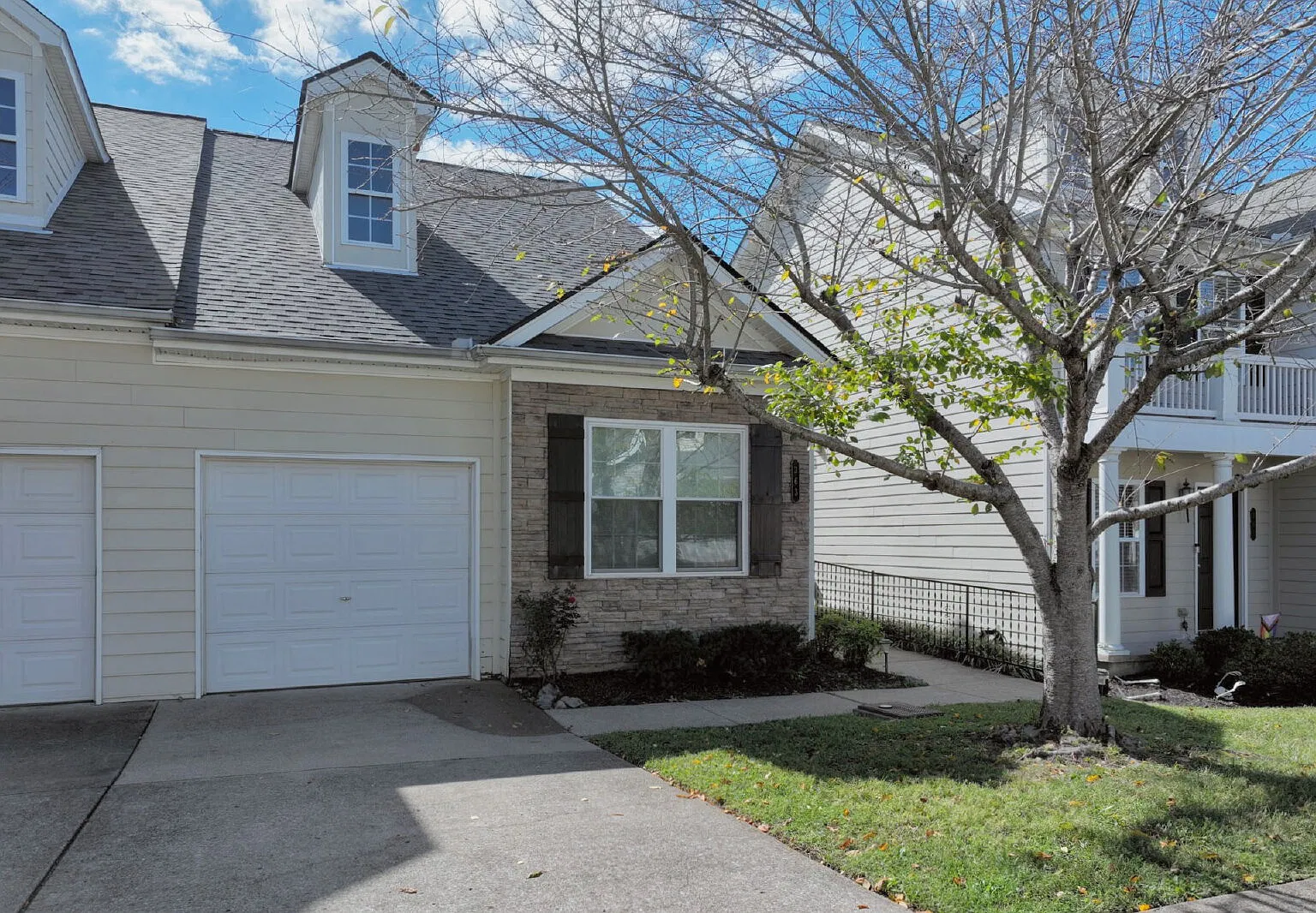 2 bed, 2.0 bath, 1060 sqft, $1,695 — Photo 1