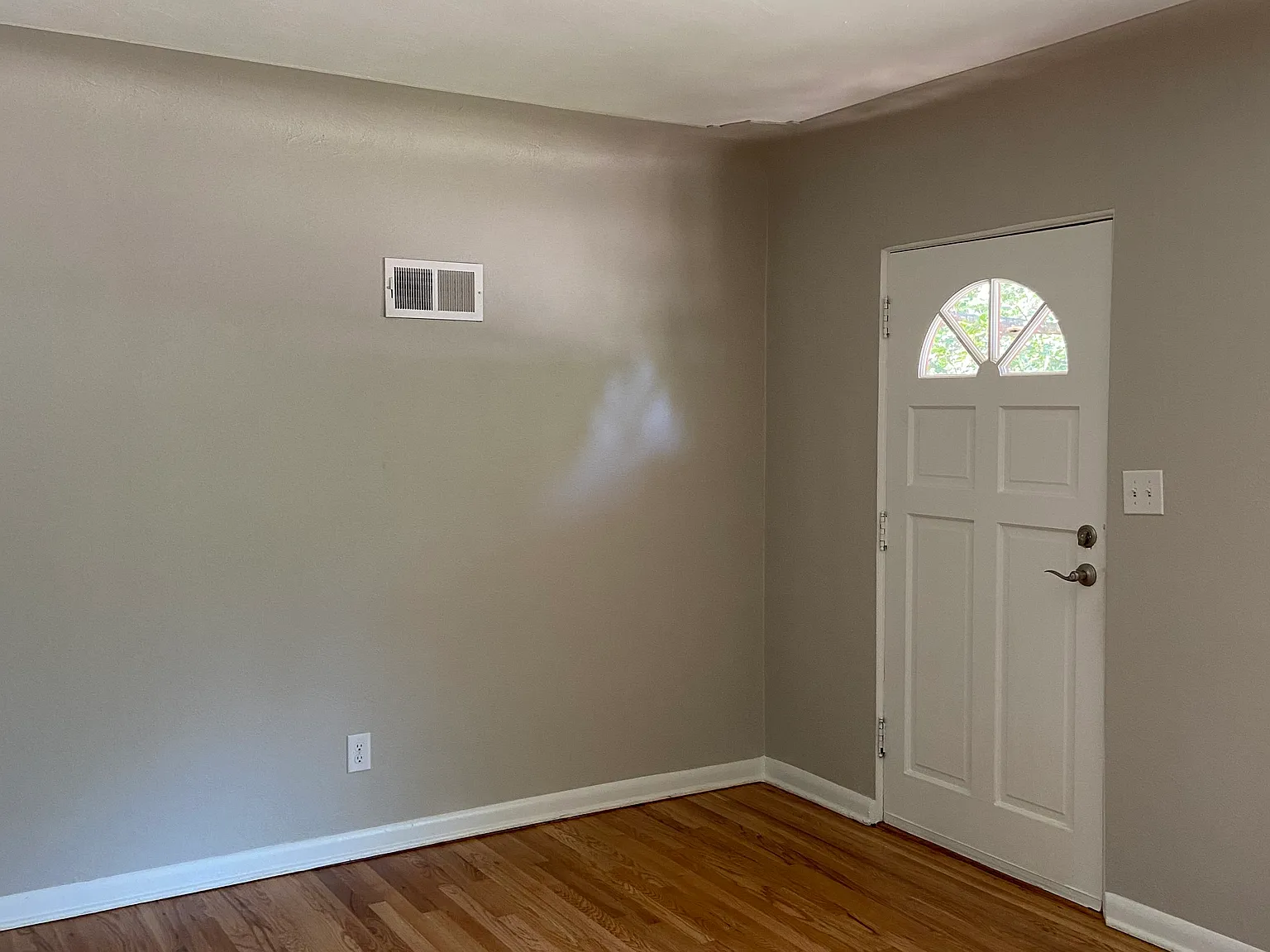 2 bed, 850 sqft, $1,900 — Photo 2