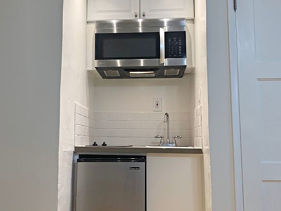 5th image of 2589 S Sepulveda Blvd APT 3