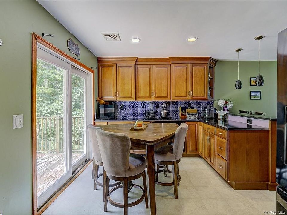 1st image of 18 Canterbury Ln