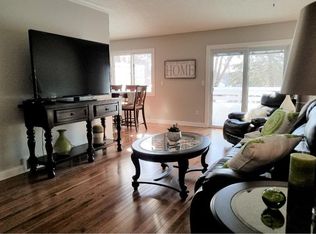 306 Shawnee Trl, Shakopee, MN 55379