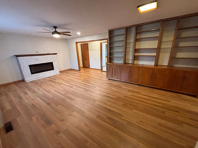 1054 N Eva Ave — Photo 2