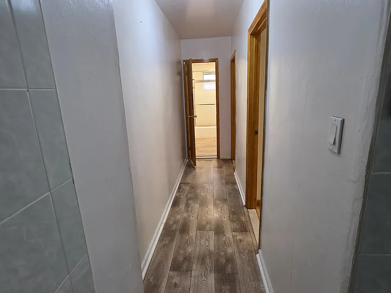 1931 W 11th St #1RR — Photo 3