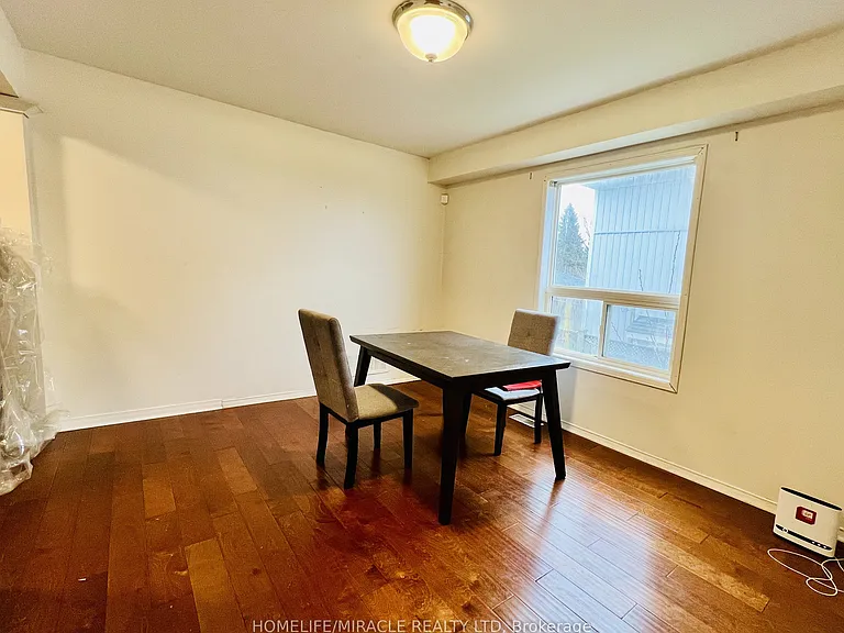 1033 Grandview St N — Photo 6