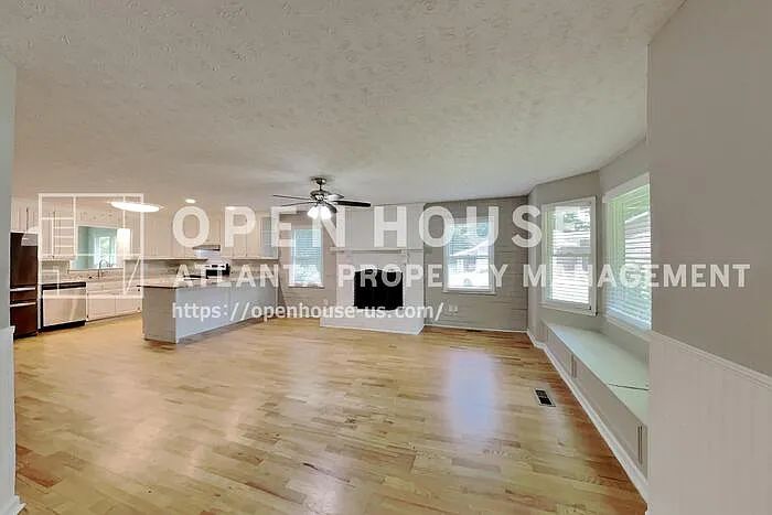 3 bed, 2.0 bath, 1948 sqft, $2,100 — Photo 3