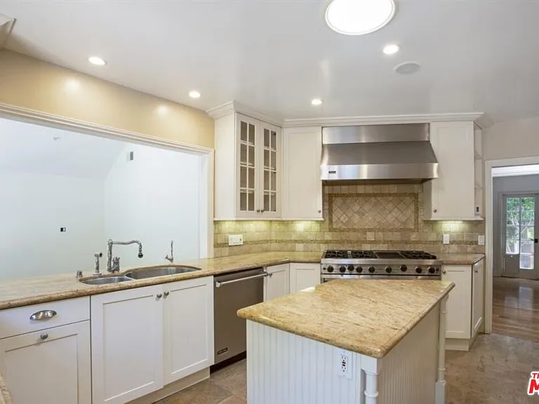 530 Westmount Dr — Photo 8