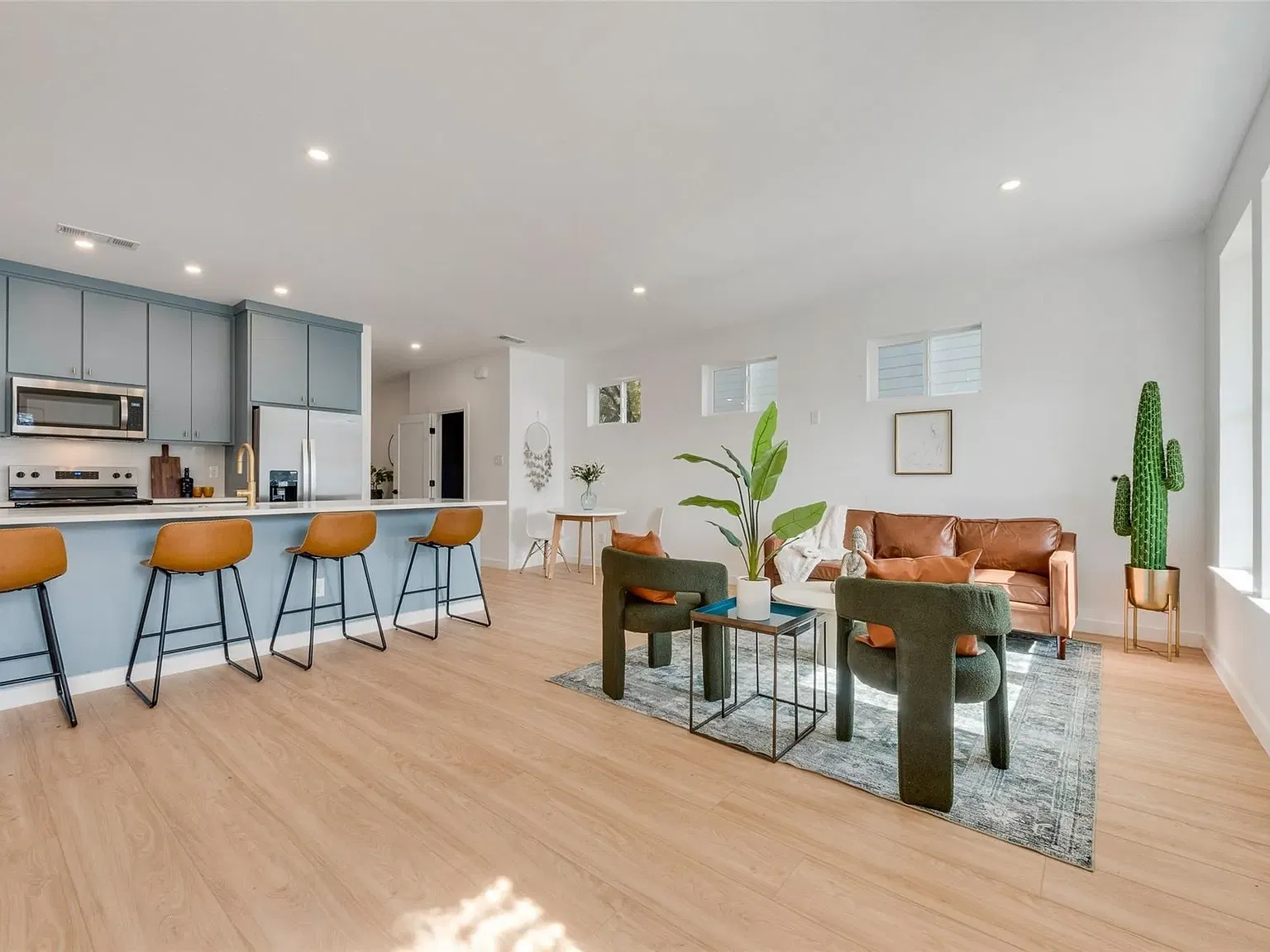 3 bed, 2.5 bath, 1765 sqft, $3,000 — Photo 2