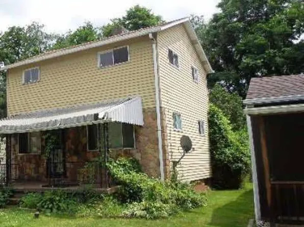 8 Trump Ave, Uniontown, PA 15401