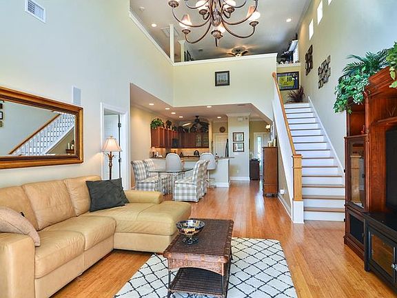 4th image of 246 Valencia Cir