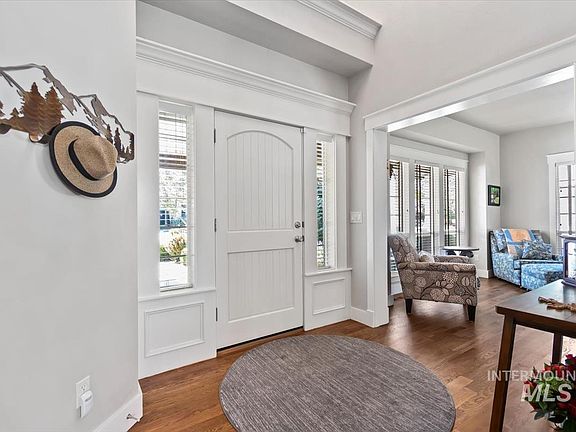 4th image of 3874 Como Ave