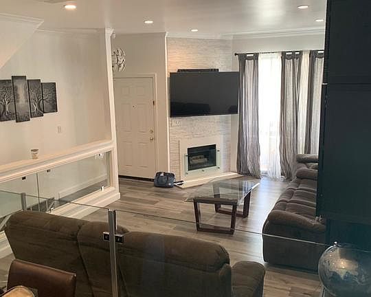 4th image of 12011 Weddington St #1