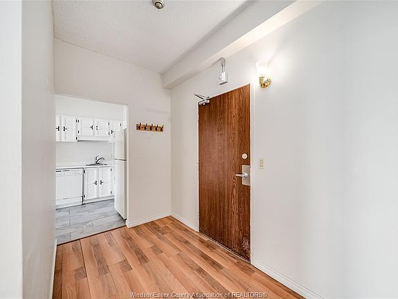 4th image of 3950 Wyandotte St E #105