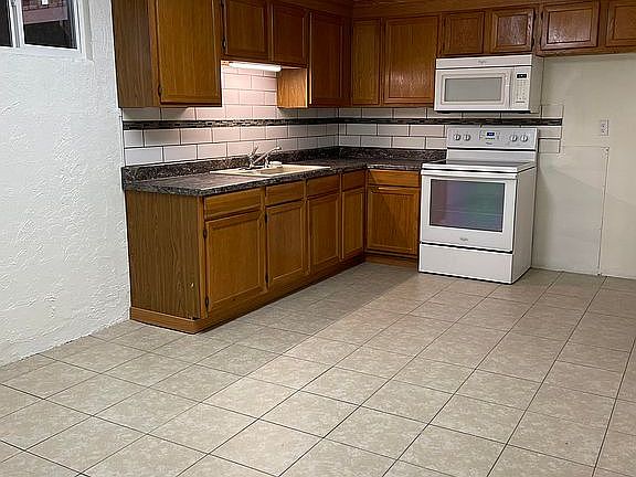 4th image of 613 S 10th St