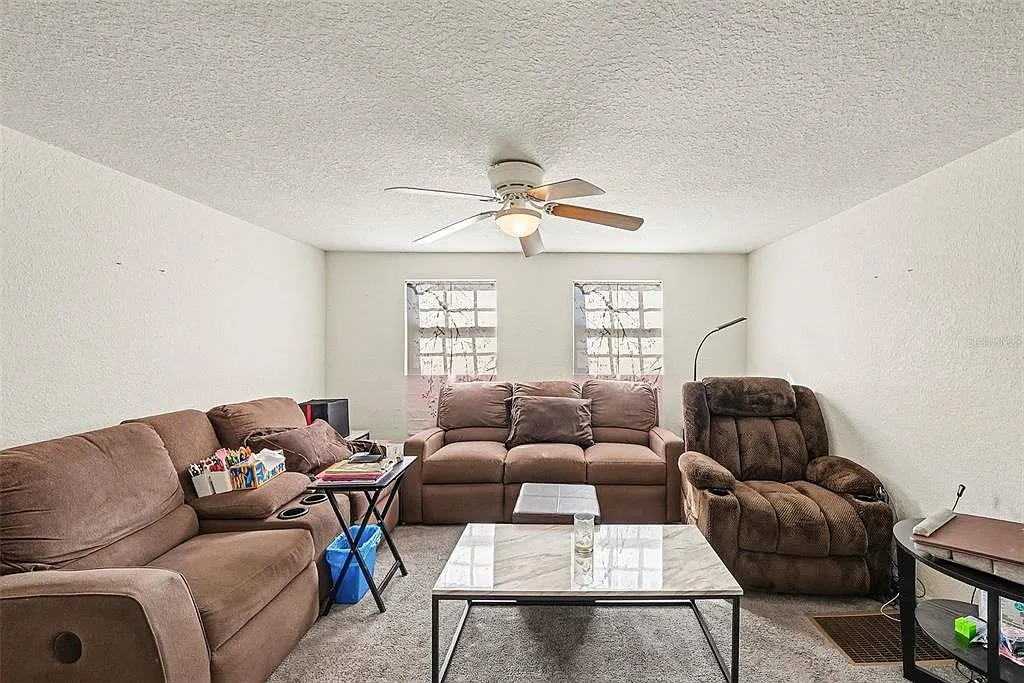 3 bed, 1.0 bath, 1333 sqft, $1,600 — Photo 2