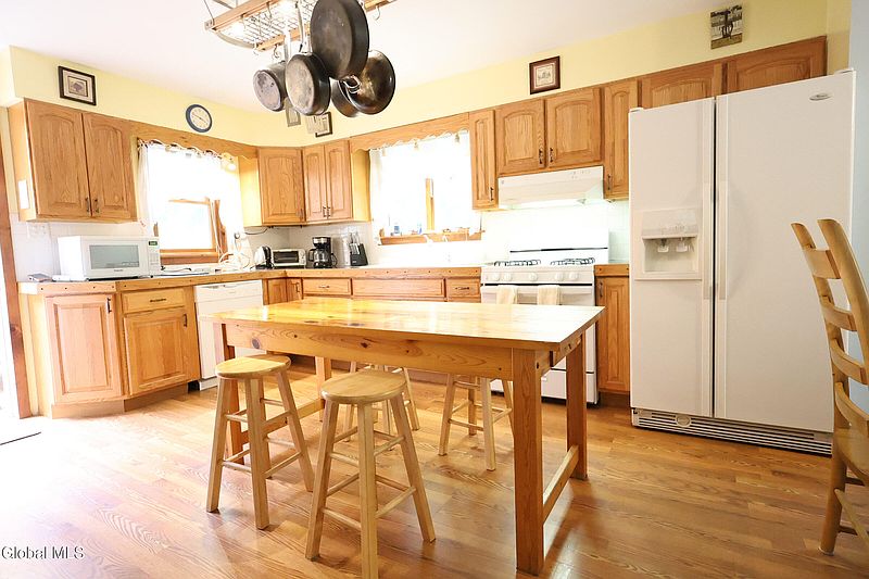 4th image of 160 Antler Lake Road