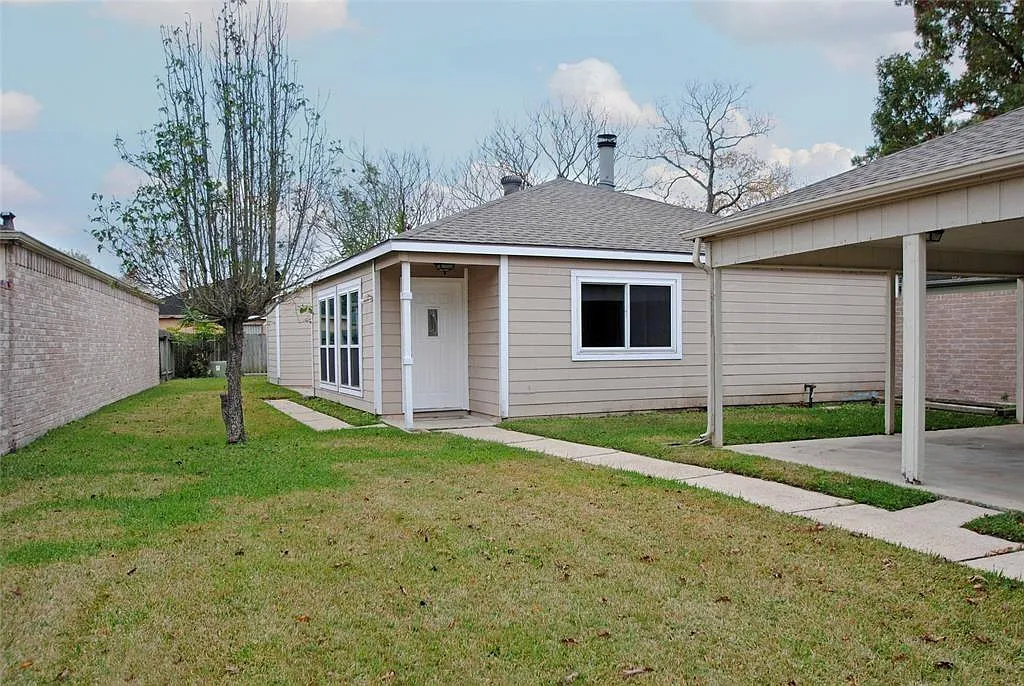 Building Photo - 16127 Queensdale Dr