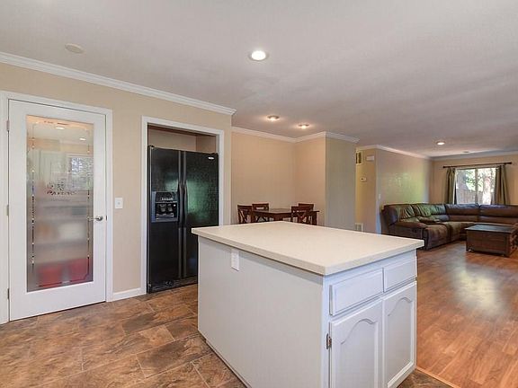 3rd image of 16905 Alpine Dr