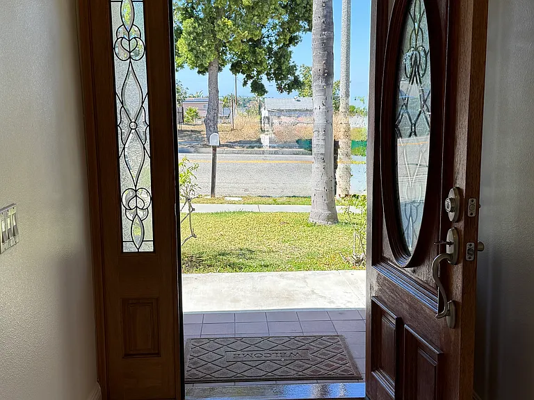 Welcome to the Channel house - five min drive to Target, Home Depot and close to historic vibrant downtown San Pedro. 15 min drive across bridge to downtown Long Beach