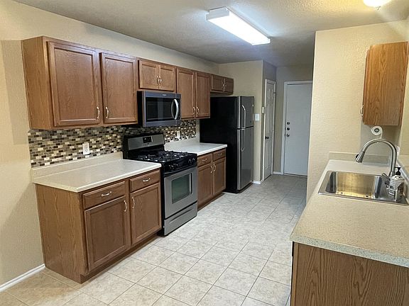 5th image of 296 Covent Dr