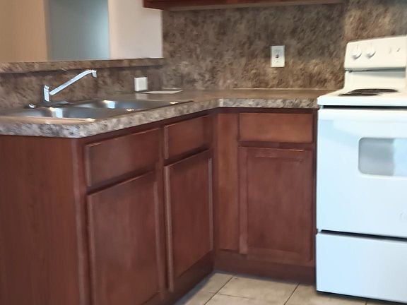 PERFECT SIZED KITCHEN, PLENTY OF CABINETS