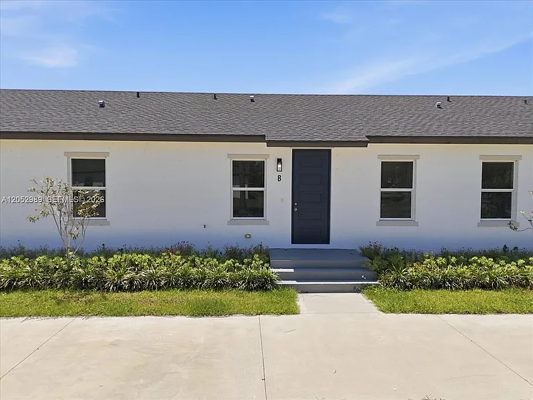 195 W Port Charlotte #B — Photo 1