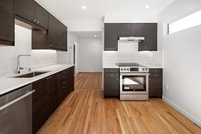 490 Hill St — Photo 2