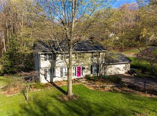 2 Greenwood Clfs, Fairport, NY 14450
