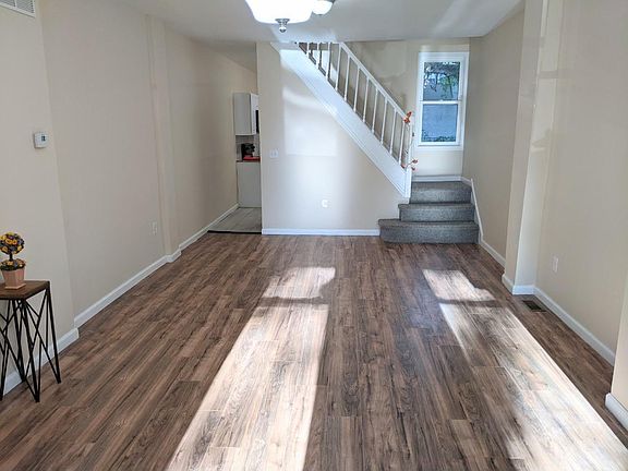3rd image of 211 N Dupont St