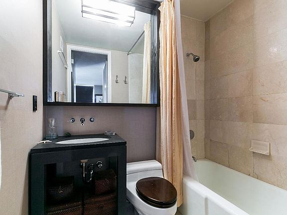 4th image of 250 E 40th St APT 28F
