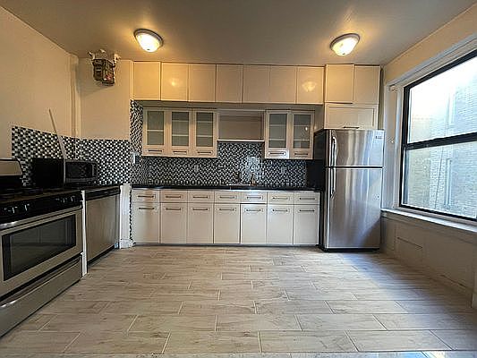 4th image of 830 W 177th St APT 4B