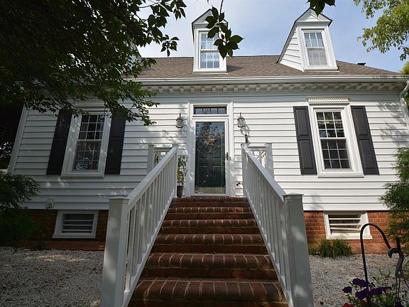 2nd image of 105 Cedarwood Ct
