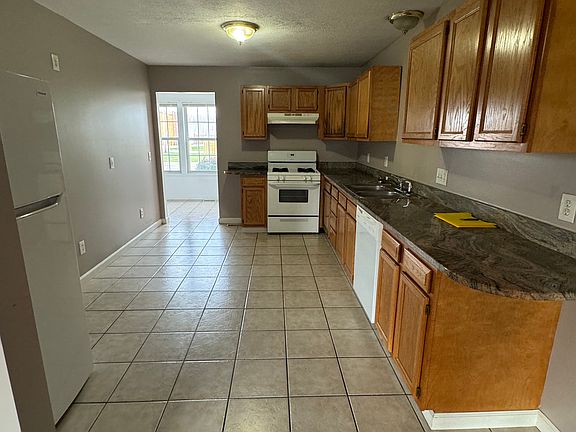 3rd image of 120 Huntington Dr Unit 1