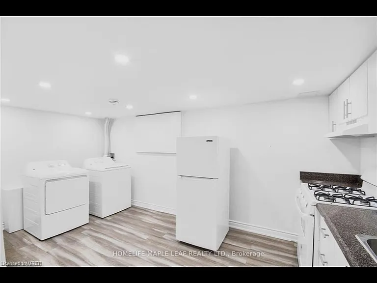 17 Villeneuve Cres — Photo 7
