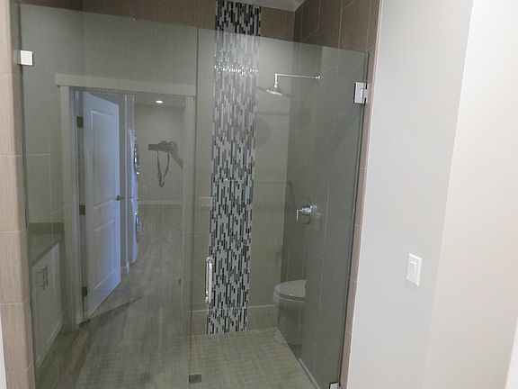 5th image of 325 Robinson Ave