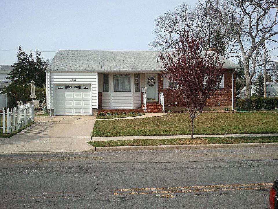 1st image of 135 Commonwealth Ave