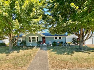 202 Montgomery Cir, Carmi, IL 62821