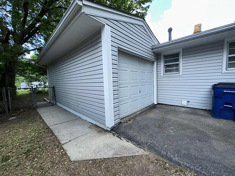 107 Anistasia Dr — Photo 7