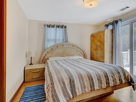 3rd image of 112 Silver St Floor 2