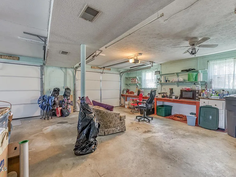 908 Meadow Ln — Photo 36