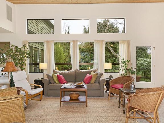 Living room, lots of sun!