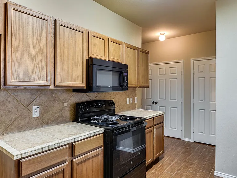 1443 Ravenwood Dr — Photo 7